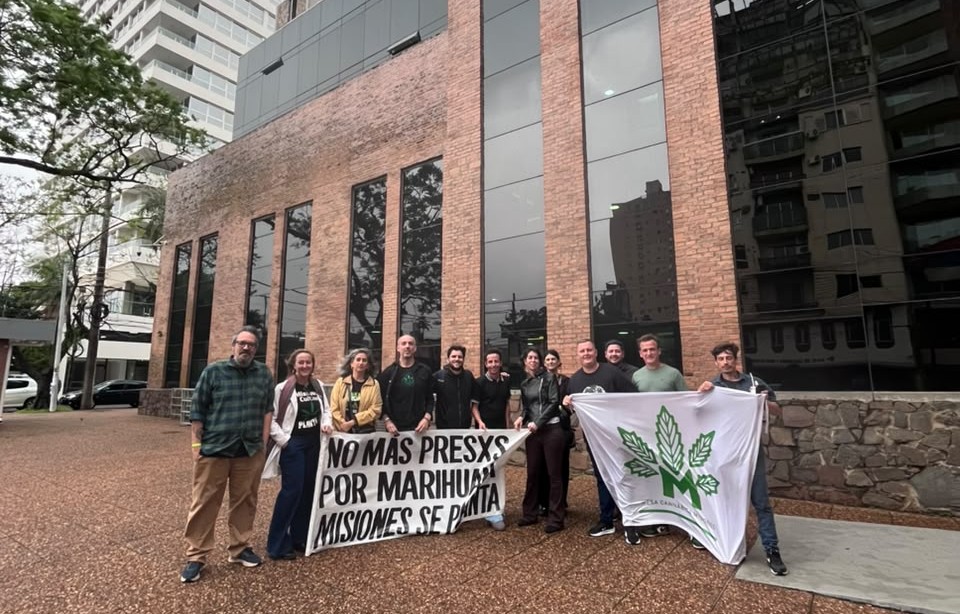 Integrantes de la Mesa Provincial de Cannabis antes de ingresar a la Cámara de Representantes.